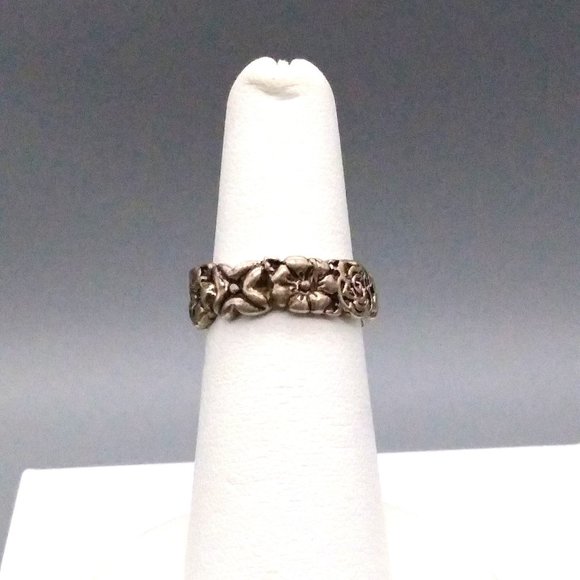 Floral Embossed Band Ring, Vintage Flowers in Silver Tone, Minimalist Gift - Picture 1 of 4